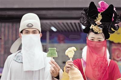 唐仕女吃瓜图图文  第1张